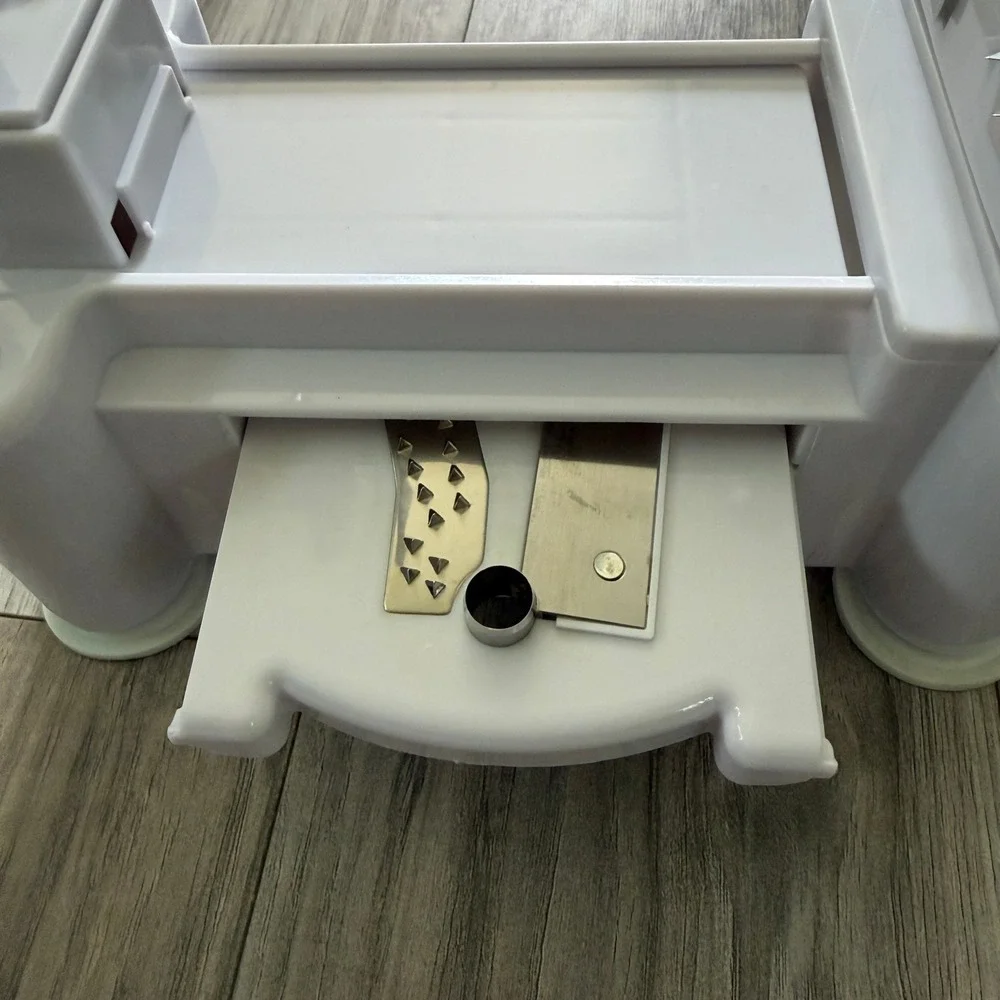 White Manual Vegetable Veggie Spiralizer Slicer with 3 Interchangeable‎ Blades